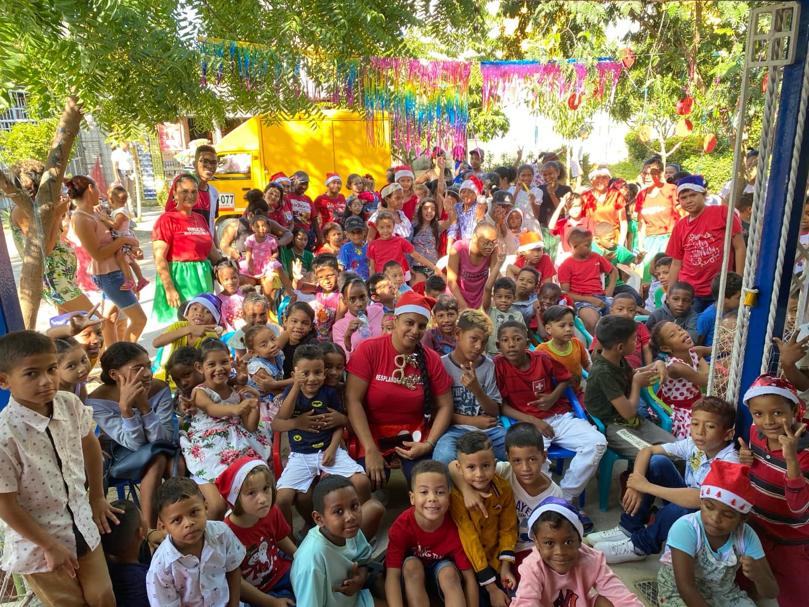 Niños y familias reunidos en Una Luz, Cartagena