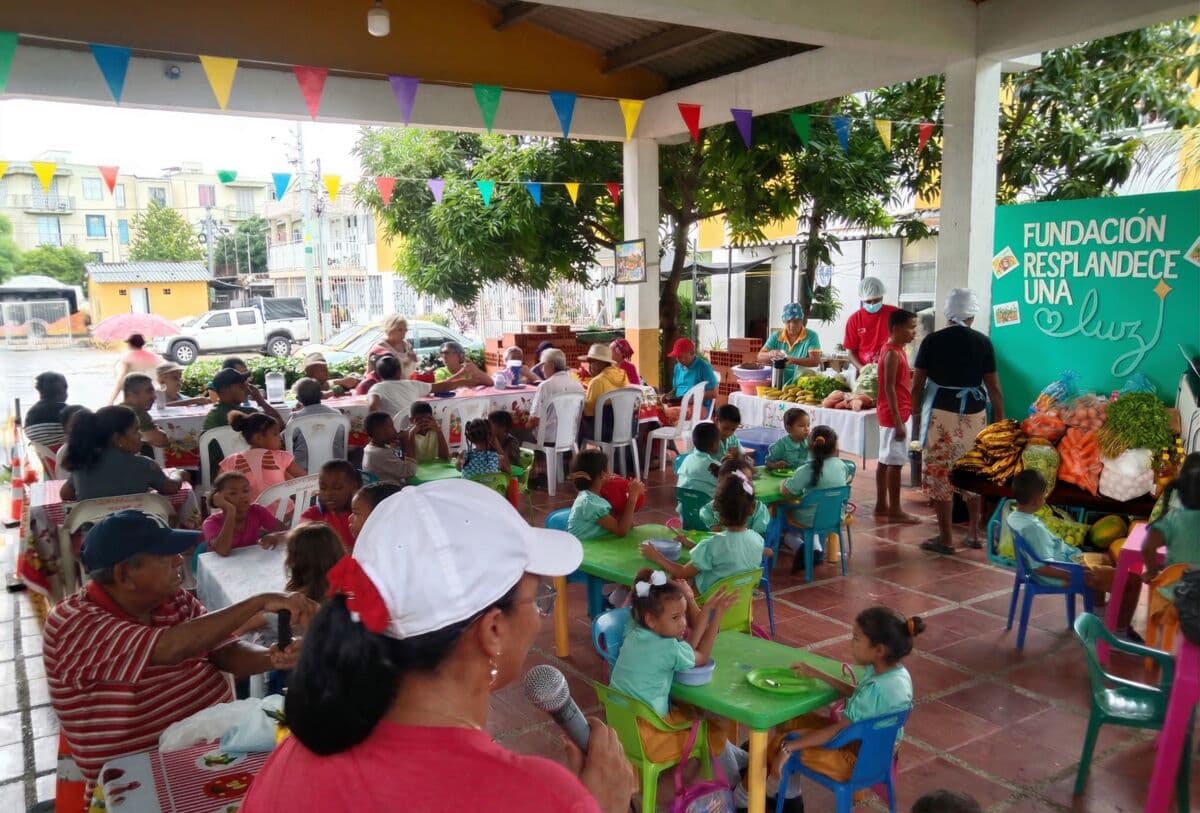 Familias y niños comparten una comida en Una Luz