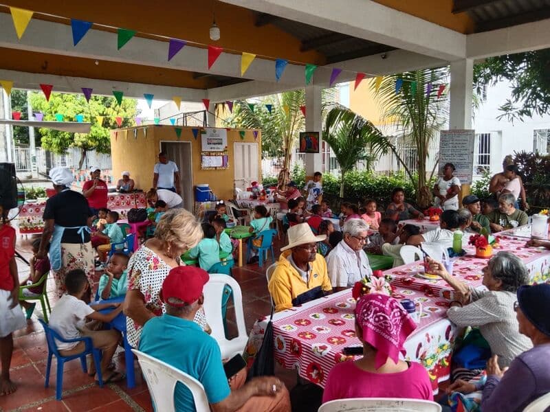 Vecinos y niños reunidos en el comedor comunitario