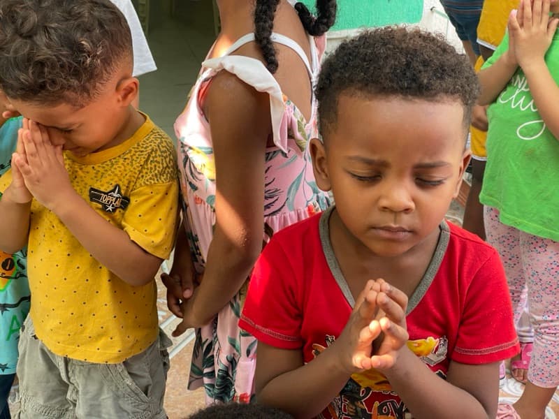 Niños orando juntos en la Fundación Una Luz en Cartagena, Colombia