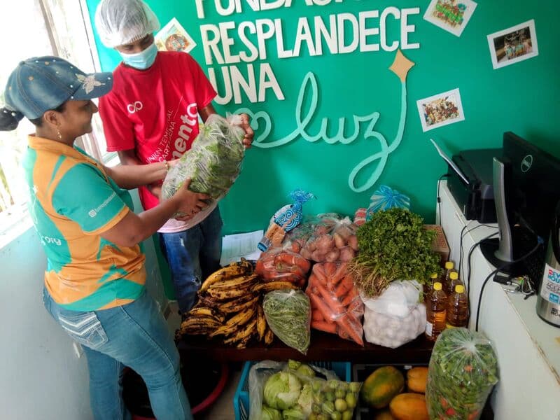 Volunteers preparing meals at the Una Luz community kitchen in Cartagena