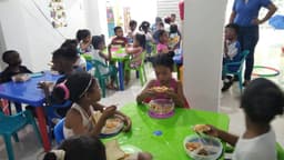 Niños comiendo juntos en la escuela de la Fundación Una Luz en Cartagena