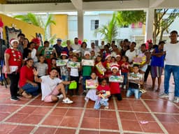 Niños sonriendo en la escuela de la Fundación Una Luz en Cartagena, Colombia