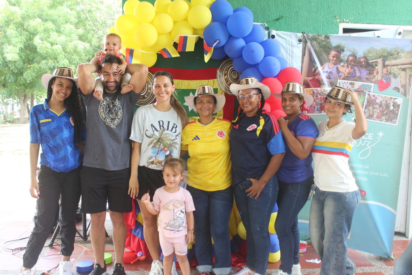 Alejandro, Mariela y sus hijas con las mujeres de nuestro equipo en Cartagena